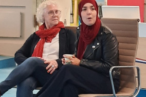 Esmah Lahlah bezoekt volle raadzaal Ede:  ‘het mag niet uitmaken waar je wieg heeft gestaan’